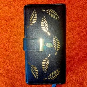 Black wallet, space for cash and credit cards!